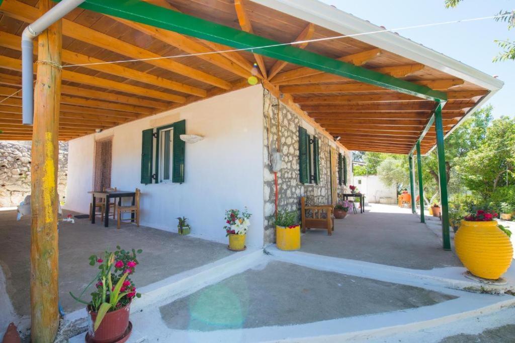 Hotel Πέτρινο Σπίτι à Lazaráta Extérieur photo