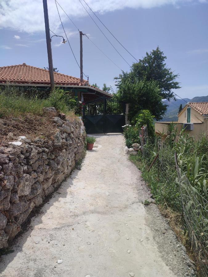 Hotel Πέτρινο Σπίτι à Lazaráta Extérieur photo
